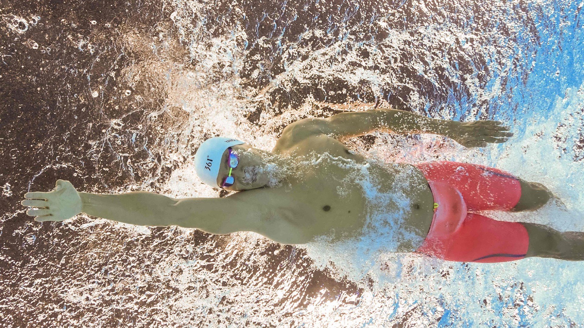 夜间比赛灯光系统升级,转播画质显著提升,夜间赛道